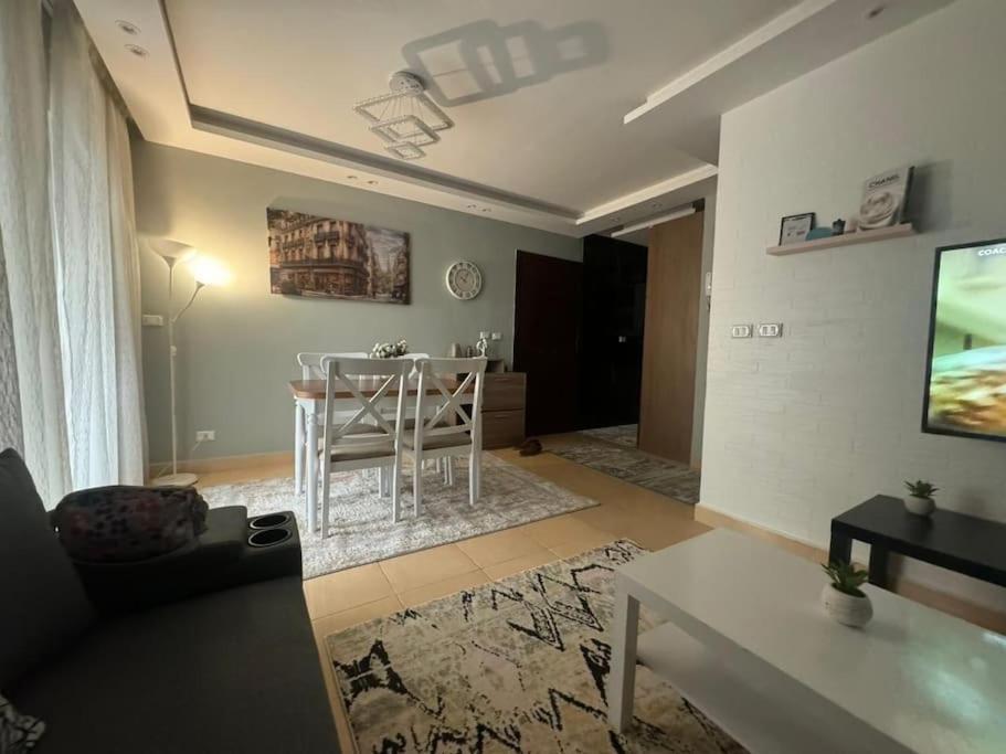 - 1 Bedroom Beauty *