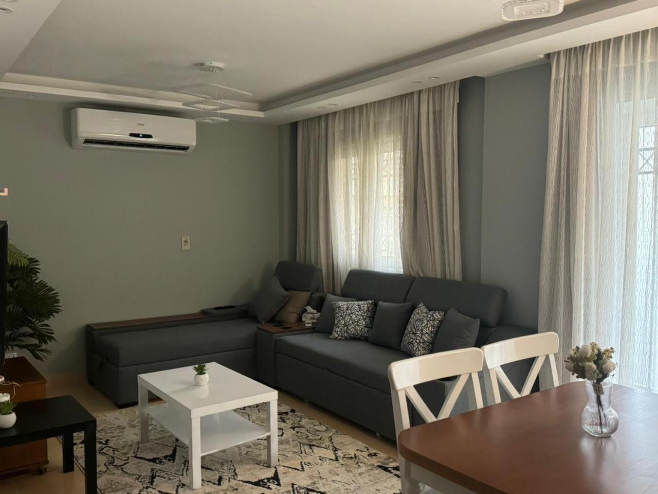 - 1 Bedroom Beauty Apartment *